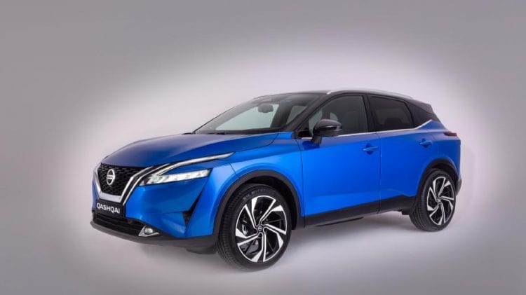 Nissan Qashqai 2020 jest pokazany na niebiesko w salonach.