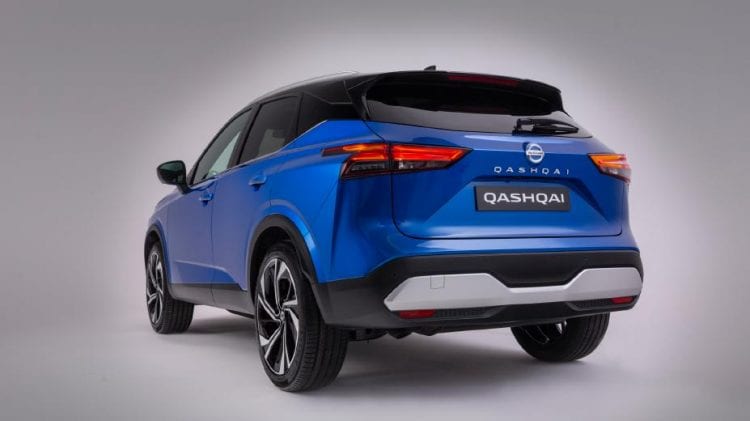 Tył niebieskiego Nissana Qashqai 2020.