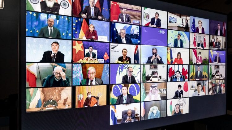 Duży ekran telewizyjny wyświetlający prezydenta Andrzeja Dudę podczas szczytu klimatycznego.