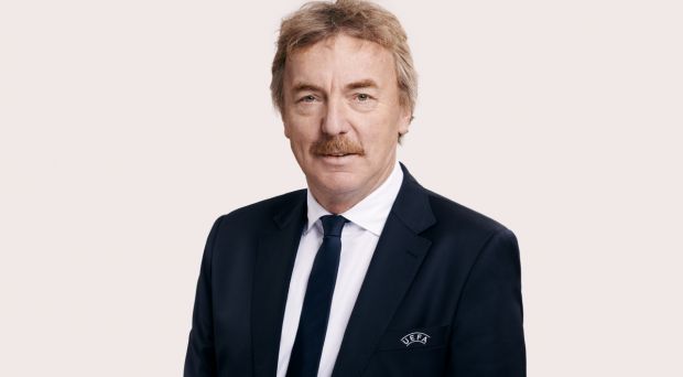 Zbigniew Boniek, wiceprezydent UEFA, mężczyzna w garniturze i krawacie z wąsami.