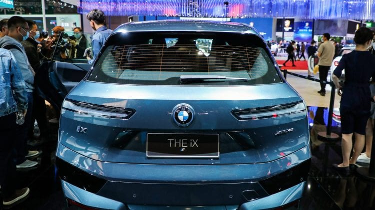 Niebieskie BMW iX można oglądać w Auto Shanghai.