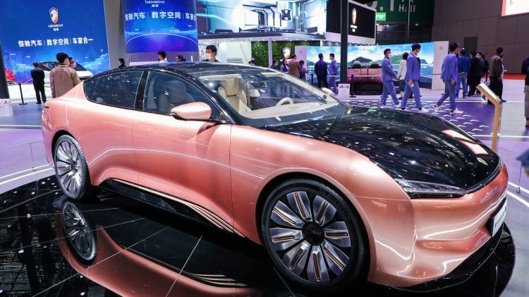 Chiński samochód elektryczny jest prezentowany na Auto Shanghai, targach branży pojazdów energetycznych.