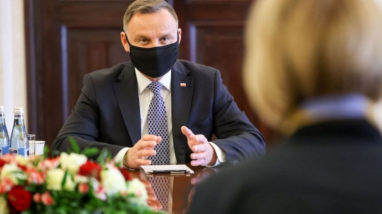 Dyrektor Generalną OBWE spotkał się z Prezydentem. Przy stole siedzi mężczyzna w garniturze, z założoną maską.