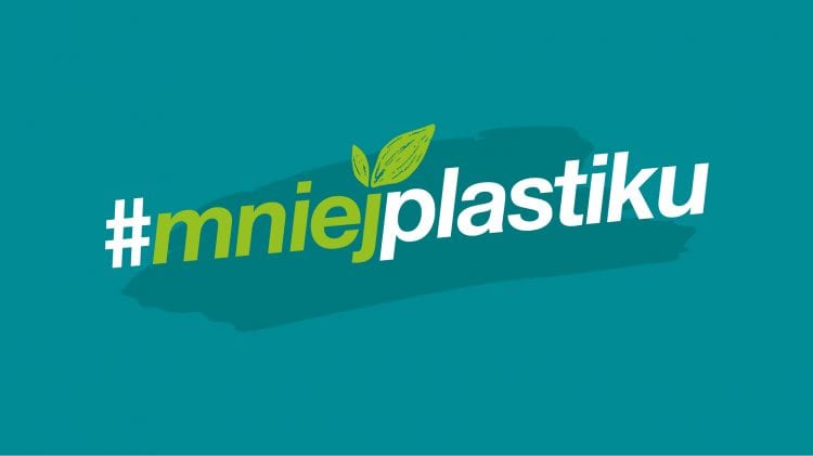 Logo #mniejplastiku na niebieskim tle.