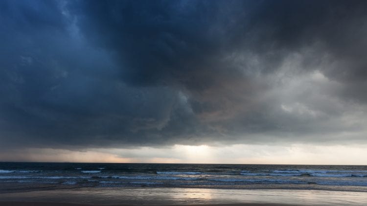 Pochmurne niebo nad bałtycką plażą.