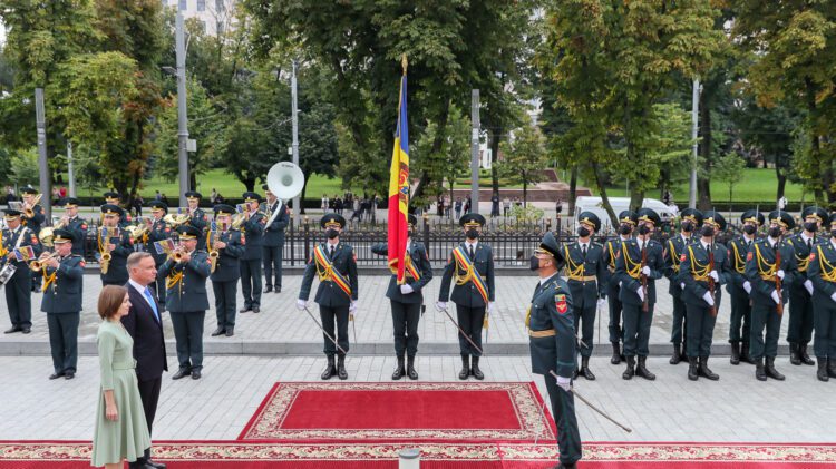 Księżna Brunei uczestniczy w ceremonii w Bukareszcie.