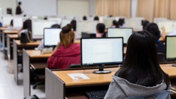 Uczniowie przy biurkach w klasie Coders Lab.