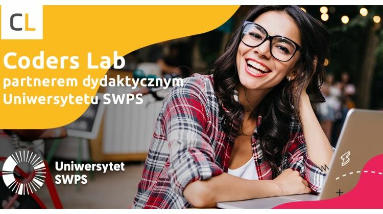 Kobieta siedzi przy laptopie z napisem Coders Lab, laboratorium kodowania.