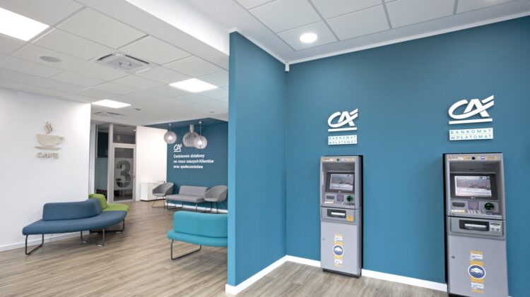 Bankomat Credit Agricole w poczekalni, będący częścią sieci oddziałów bezgotówkowych.