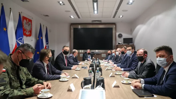 Grupa osób siedzących przy stole na konferencji na Ukrainie.