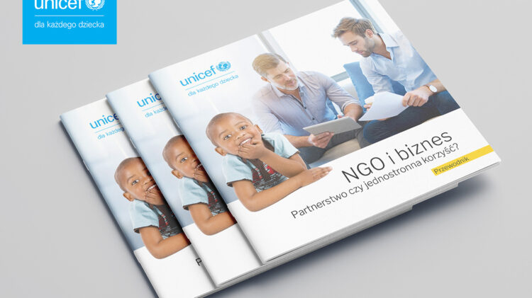 Broszury UNICEF dla organizacji pozarządowych przedstawiające Credit Agricole są pokazane na białym tle.