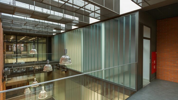 Budynek biurowy ze szklanymi ścianami i szklanym sufitem zlokalizowany w Zabrzy, w dzielnicy industrialnej perła.