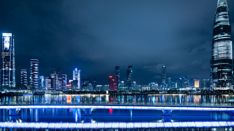 Panoramę Szanghaju, zwanego także chińskim smokiem, rozświetla się nocą.