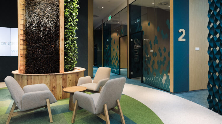 Biuro Credit Agricole w Warszawie z zieloną ścianą i krzesłami.