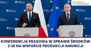 Dwóch urzędników wygłaszających oświadczenia na konferencji prasowej w sprawie funduszy UE na wsparcie produkcji amunicji.