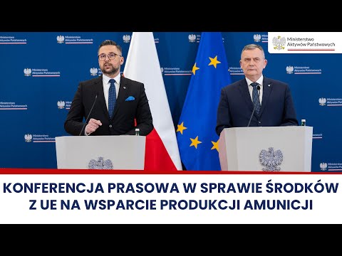 Dwóch urzędników wygłaszających oświadczenia na konferencji prasowej w sprawie funduszy UE na wsparcie produkcji amunicji.