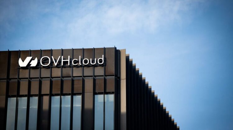Nowoczesna fasada budynku z logo ovhcloud na tle błękitnego nieba.
