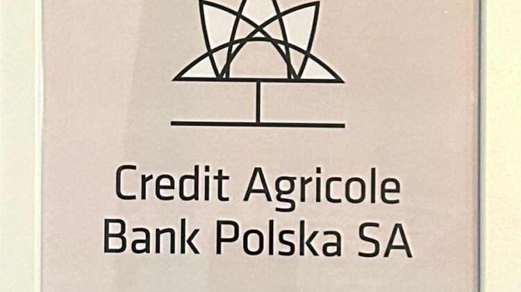 Certyfikat w ramce przyznany Credit Agricole Bank Polska SA za XIII ranking firm odpowiedzialnych społecznie ESG Polityki w 2023 roku, zawierający loga i podpisy znanych osobistości i organizacji.
