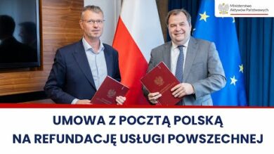 Dwóch mężczyzn trzyma teczki i pozuje do zdjęcia. Za nimi flaga Polski i Unii Europejskiej. Tekst na obrazie brzmi: „UMOWA Z POCZTĄ POLSKĄ NA REFUNDACJĘ USŁUGI POWSZECHNEJ”.
