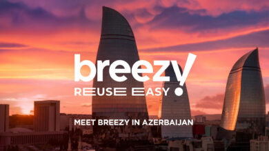 Widok zachodu słońca nad Baku, Wieżami Płomieni w Azerbejdżanie, z napisami „Breezy Reuse Easy” i „Poznaj Breezy w Azerbejdżanie” nakładającym się na zdjęcie.