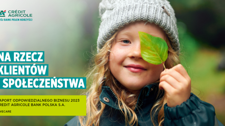 Młoda dziewczyna przykłada do twarzy liść, na którym znajduje się tekst w języku polskim na temat Raportu Odpowiedzialnego Biznesu Credit Agricole 2023.