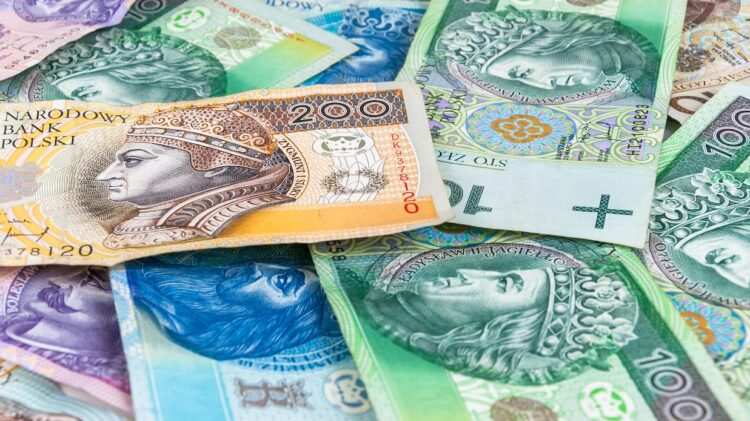Kolekcja banknotów o nominałach 200, 100, 50, 20 i 10 złotych o różnych nominałach, przedstawiająca różne postacie historyczne i kolorowe wzory.